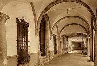 antiguoHospital-claustro-puertaEnfermerias.jpg